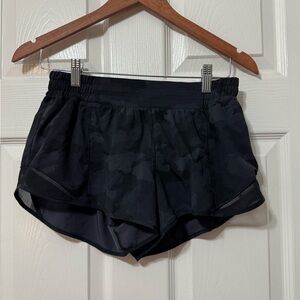 Lululemon hotty hot short II size 8 euc